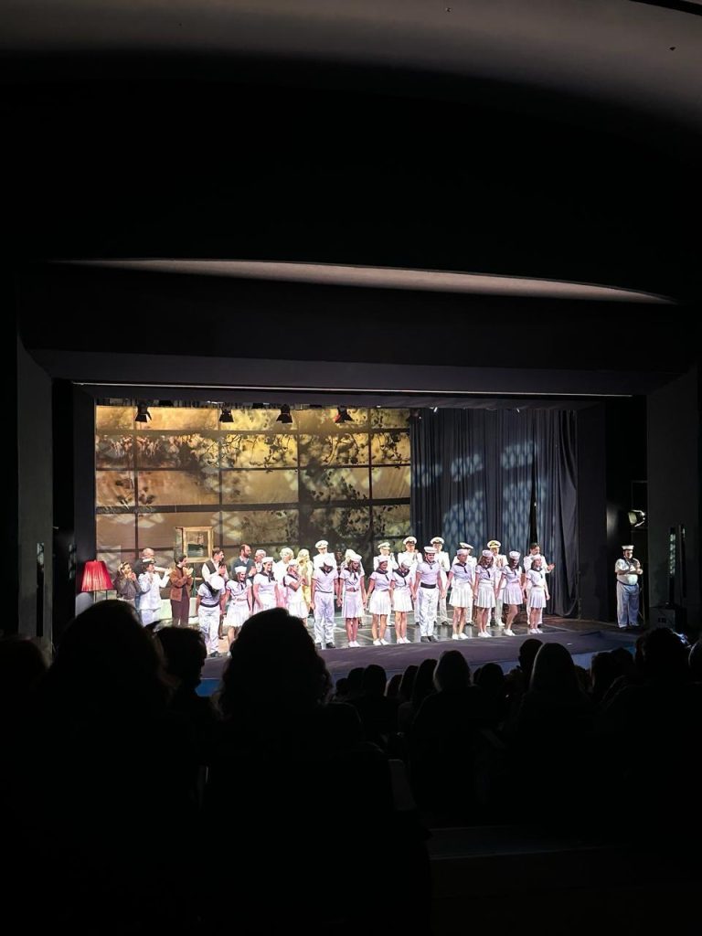 Η θεατρική ομάδα ARTE παρουσίασε μία από τις πιο αγαπημένες κωμωδίες του ελληνικού κινηματογράφου με τίτλο «Μια Κυρία Ατυχήσασα». Η παράσταση φιλοξενήθηκε στο θέατρο του Κολλεγίου Αθηνών και μέρος των εσόδων των εισιτηρίων διατέθηκε για τους σκοπούς της HOPEgenesis.